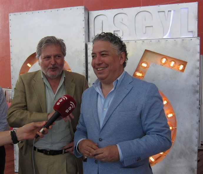 El ministro Méndez de Vigo junto a Tomás Burgos, en el Centro Miguel Delibes