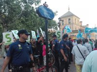 Miembros de la PAH y simpatizantes del PP se enzarzan tras un mitin de Rajoy en Sevilla