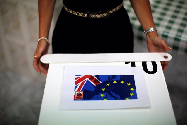 Urna para el referéndum sobre la continuidad de Reino Unido en la UE