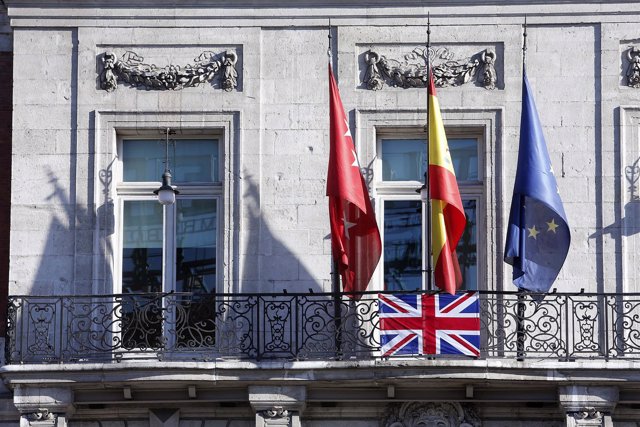 Bandera Británica en la Fachada de la Puerta del Sol.