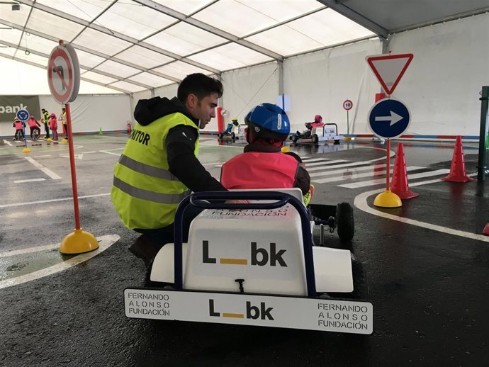 Un niño durante el curso de formación de  Fundación Fernando Alonso y Liberbank.