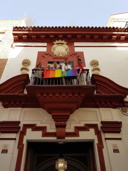 El PSOE-A coloca la bandera Lgtbi en su sede en Sevilla