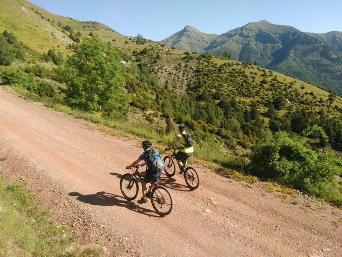 Touroperadoras británicas visitan las opciones BTT en Aragón