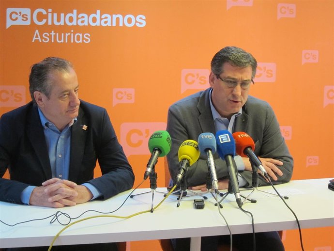 Prendes (derecha), con el diputado Nicanor García, en rueda de prensa. 