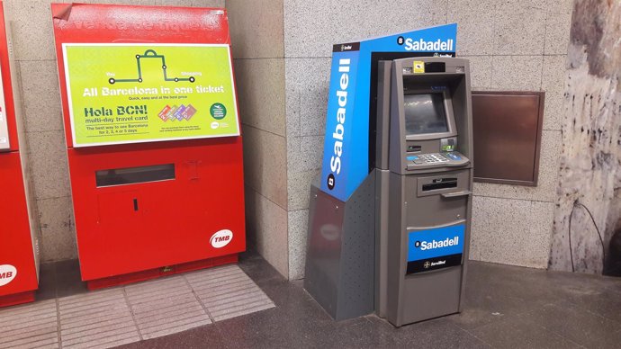 Cajero de Banco Sabadell en el Metro de Barcelona