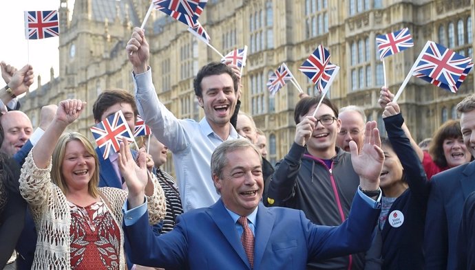 Nigel Farage celebra el Brexit en Reino Unido