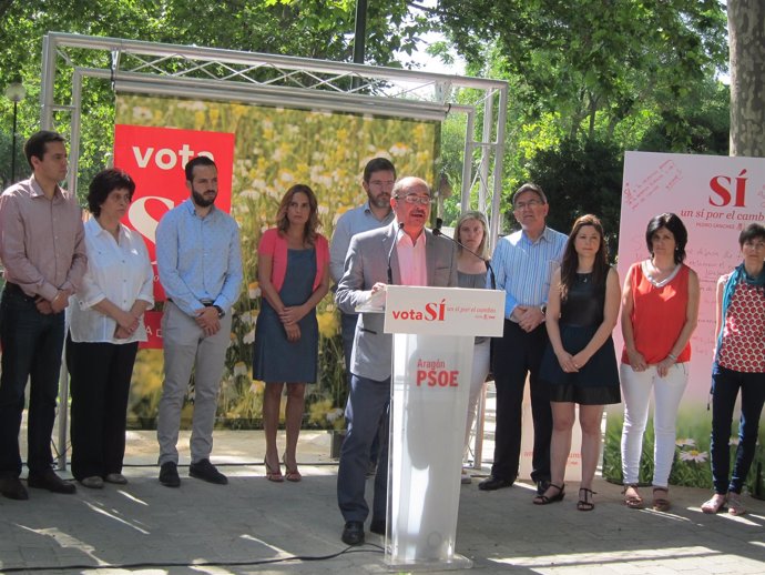 Lambán, en un acto de campaña electoral del PSOE hoy en el Parque Bruil