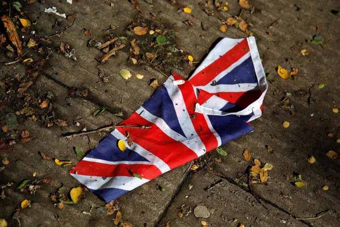 Una bandera de Reino Unido en el suelo