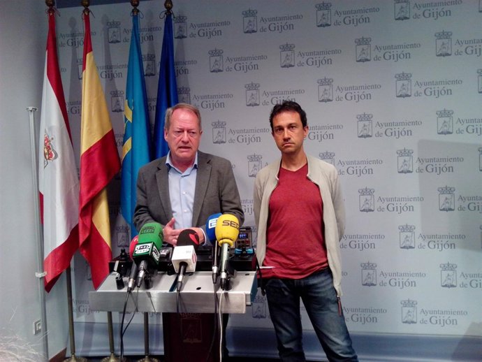 El portavoz de IU en el Ayuntamiento de Gijón, Aurelio Martín, y Ovidio Zapico
