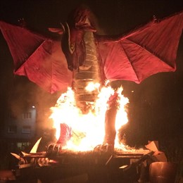 Carballo (A Coruña) celebra su San Juan con la quema de figuras en las hogueras