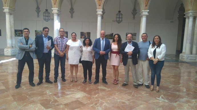 Antonio Ruiz (centro) junto a representantes de las asociaciones