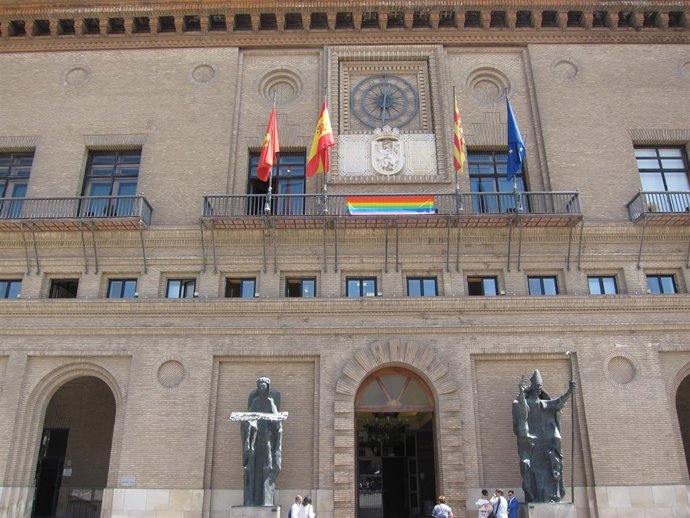 La bandera arco iris, en el Ayuntamiento