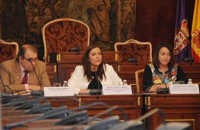 Carrillo (centro) durante la clausura del curso