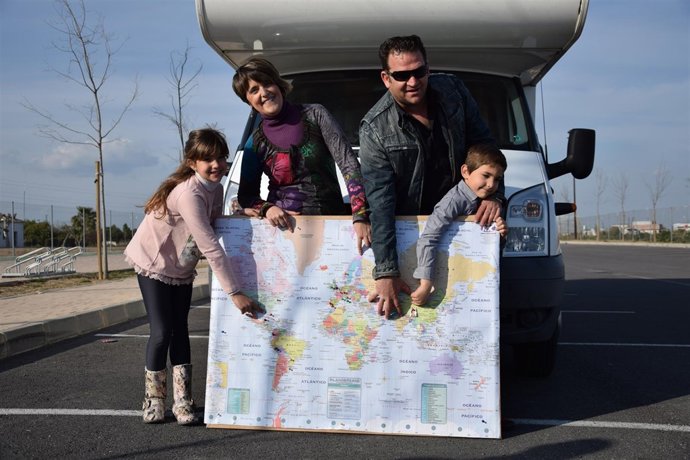 Familia sevillana con niños dará la vuelta al mundo en autocaravana