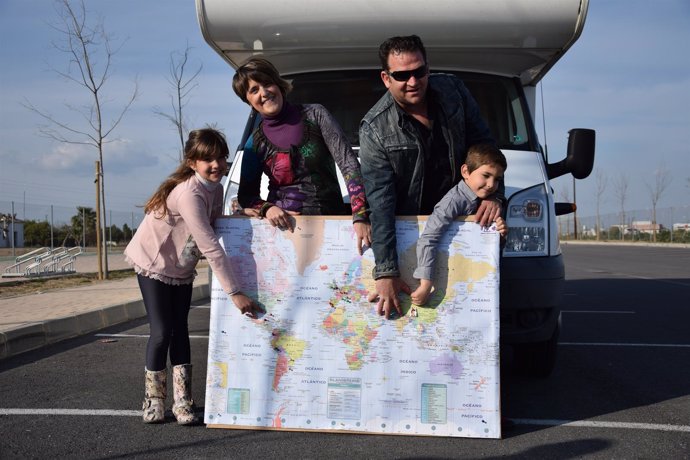 Familia sevillana con niños dará la vuelta al mundo en autocaravana