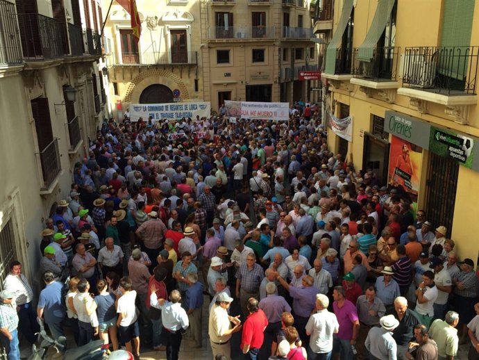 Manifestación regantes y miembros Mesa del Agua en la CHS