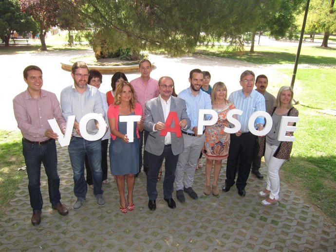 Javier Lambán junto a los candidatos socialistas, hoy en el Parque Bruil
