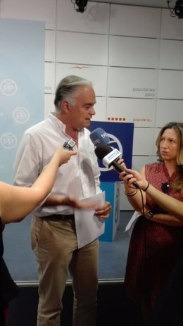 Esteban González Pons atiende a los medios en Valencia