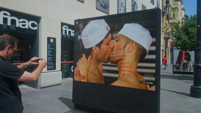 Pintada sobre una de las fotografías.