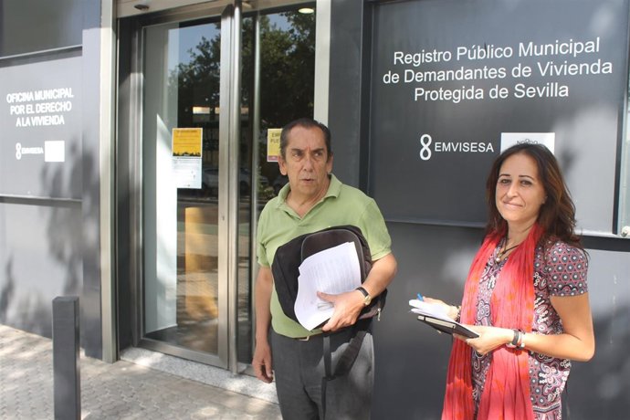 Visita de Cristina Honorato (Participa) a la oficina municipal de vivienda