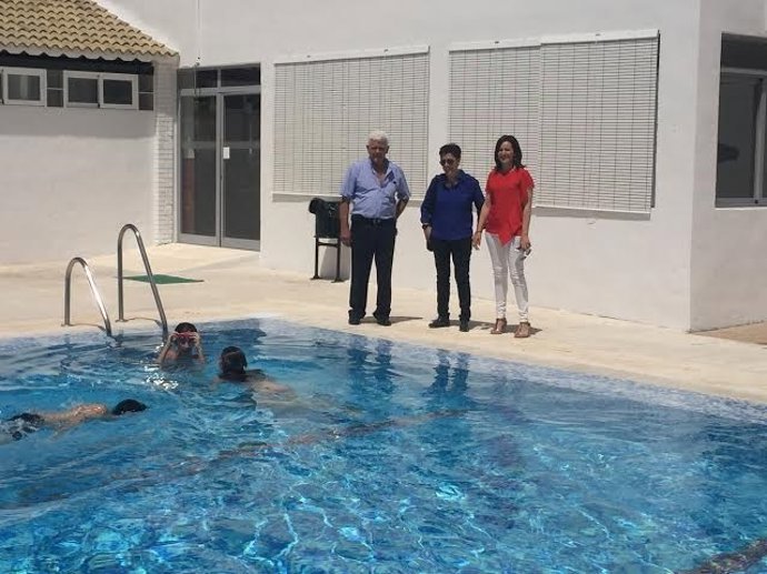 Crespín (dcha.) visita a las instalaciones de la piscina municipal