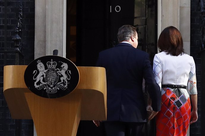 David Cameron y su mujer, Samantha, en Downing Street