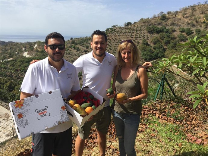 Irene Rivera con los fundadores de Exotic Fruit Box