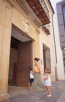Niños entrando en el Museo Carmen Thyssen de Málaga