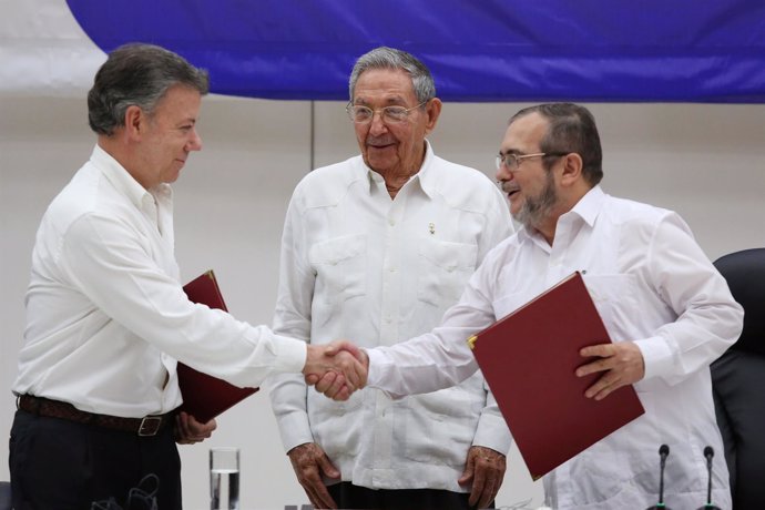 Juan  Manuel Santos, Timochenko y Raúl Castro