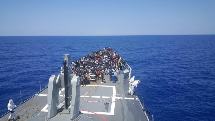 Militares españoles rescatan a 352 inmigrantes en el Mediterráneo