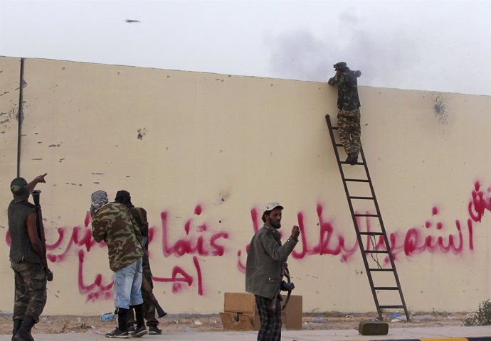 Rebeldes Libios Luchan En Las Calles De Sirte