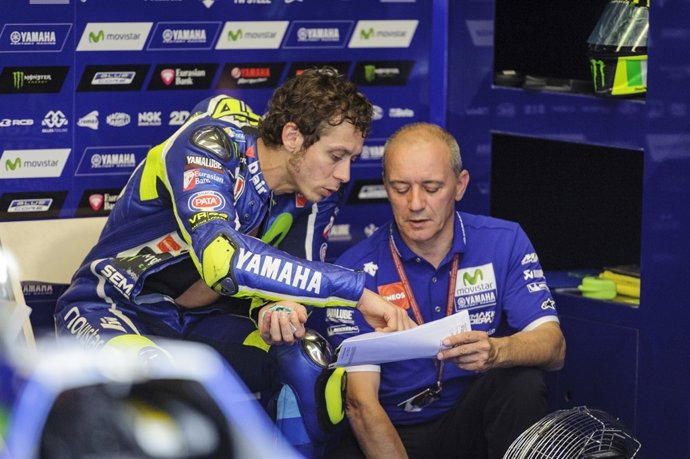 Valentino Rossi con un mecánico durante el GGPP de Italia 2016
