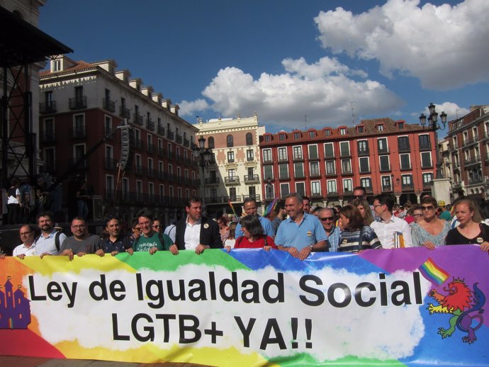 Manifestación Día de la Diversidad sexual . Ayuntamiento de Valladolid 2016