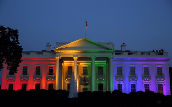 La Casa Blanca, con los colores de la bandera gay