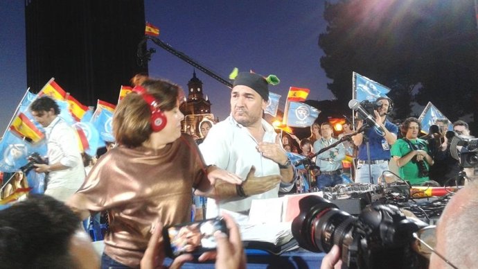 Sáenz de Santamaría baila con DJ El Pulpo en el acto de cierre del PP en Madrid