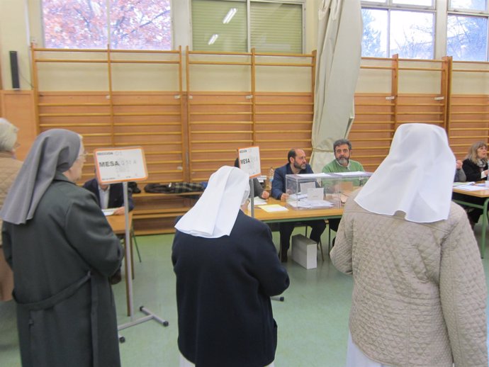 Tres monjas en un colegio electoral trsa depositar el voto en la urna