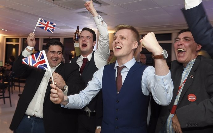 Partidarios del 'Brexit' celebren la victoria. 