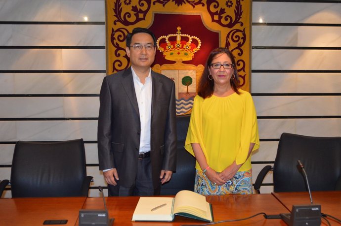 La alcaldesa de Punta Umbría recibe al embajador chino