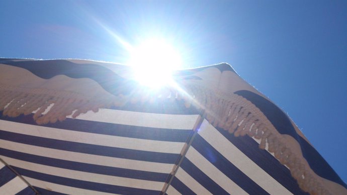 Sol, ola de calor, verano, cáncer de piel, parasol, playa, turismo, vacaciones