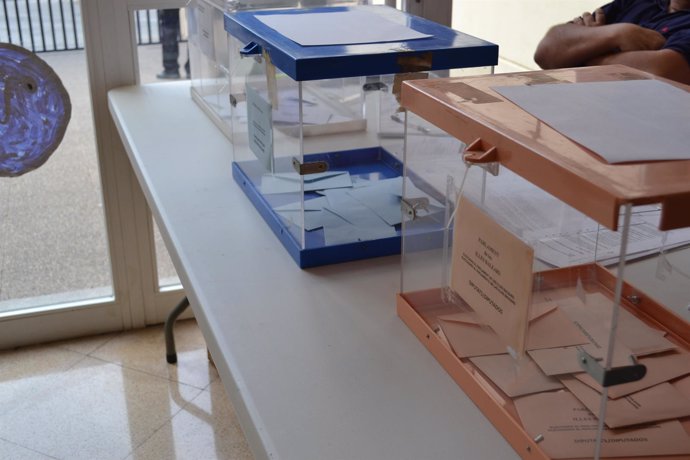 Urnas en un colegio electoral en Baleares.
