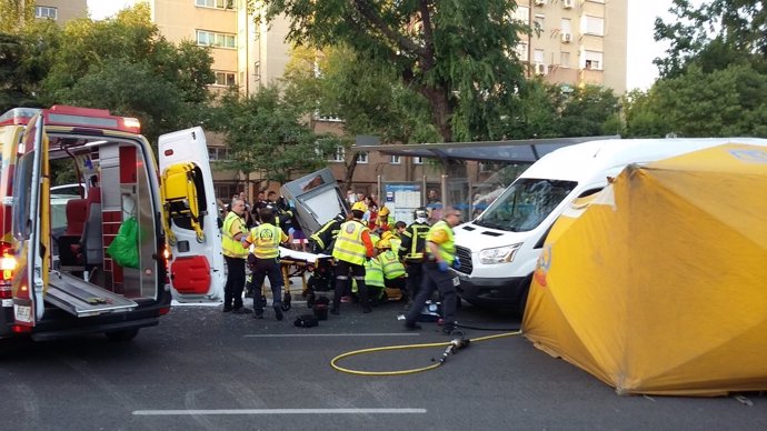 Una furgoneta arrolla una marquesina de autobús en Madrid 