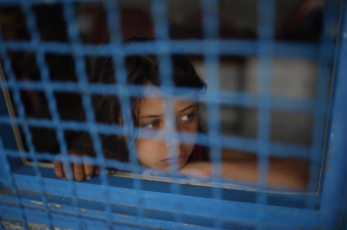 Niña palestina desplazada de su casa en Ciudad de Gaza