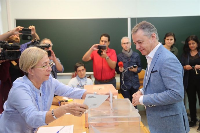 Iñigo Urkullu vota en Durango, 26J 2016