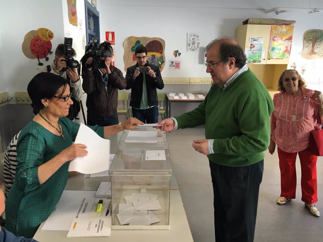 Herrera deposita su votp en las elecciones generales de junio