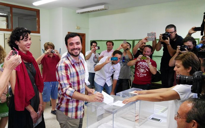 Alberto Garzón, líder de IU y 'número cinco' de Unidos Podemos por Madrid vota