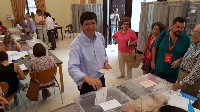El presidente y portavoz de C's en el Parlamento andaluz, Juan Marín, vota