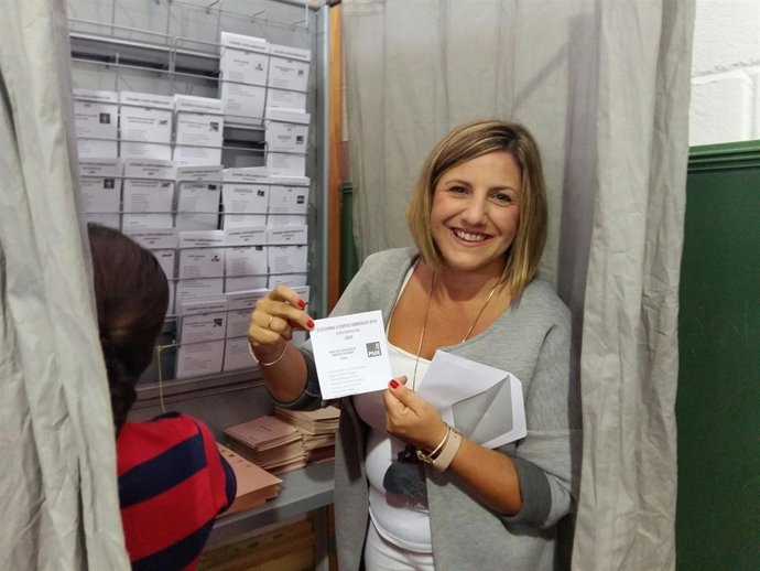 Irene García votando.