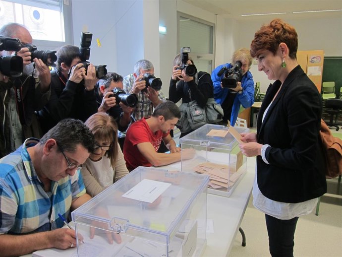 Bakartxo Ruiz, candidata de EH Bildu, votando en la Rochapea