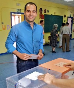 Ignacio Aguado a la hora de depositar su voto en su colegio electoral