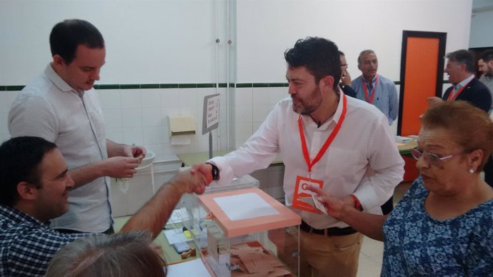 Miguel Sánchez ejerce su derecho al voto, votando, elecciones